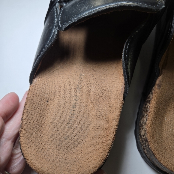 Elegant Black Mules with Gold Chain Accent Size 6 - Picture 4 of 11